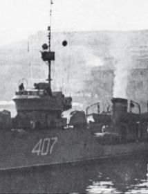 Писцов Алексей Петрович-краснофлотец школы оружия Учебного Отряда Ченоморского Флота. Затем комендор ЗДТЩТ-651 . Это советский тральщик типа «КФК». Бывший германский тральщик (до 20.10.1944 г