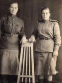 Соболева(Объедкова) Зоя Ефимовна (справа) -ефрейтор , регулировщица 81-го Отдельного Дорожно-эксплуатационного батальона Ленинградского фронтавоевала до победы.Награждена медалями "ЗА ОБОРОНУ