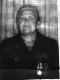 Блинкова Анна Кузьминична-зенитчица 1863-го Зенитно-Артиллерийского полка защищала небо г. Мурманска.Дмб-10.45г. Уроженка с.Коноваловка Борского р-на Куйбышевской обл.