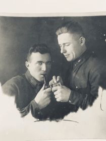 Дементьев Сергей Дмитриевич(с трубкой) пилот и Ломтев Алексей Иванович летнаб экипажа 317РАП и 322ОРАЭ 1941-1942г. Из в.архива Ломтева.