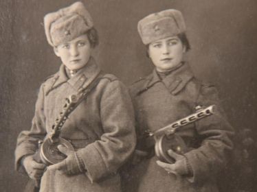 Бойцы бригады. Справа — рядовой Вера Аксенова (Космачева).