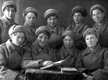 Зима 1943/44 гг. Очаково. Личный состав расчета одного из 82-мм минометов бригады