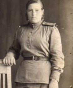 Соболева (Объедкова) Зоя Ефимовна (справа) - ефрейтор, регулировщица 81-го Отдельного Дорожно-эксплуатационного батальона Ленинградского фронта воевала до победы. Награждена медалями "ЗА ОБОР