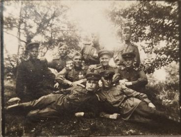 09.1946г. Г. Яуэр, Польша (Лежит справа Безроков М. Х.)