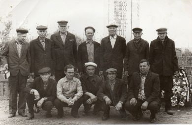 Щербаков Гавриил Семенович- стоит первый справа -старшина 1-й батареи 132-го артполка 41-й СД.