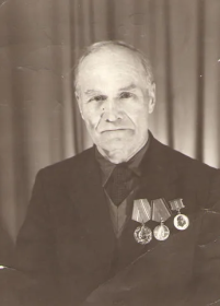 Родомакин Александр Максимович 1918 г.р.-сержант, командир отделения 1007-го СП 292-й СД 36-й Армии Забайкальского фронта. При форсирование р. Аргунь и Большого Хингана показал образцы выносл