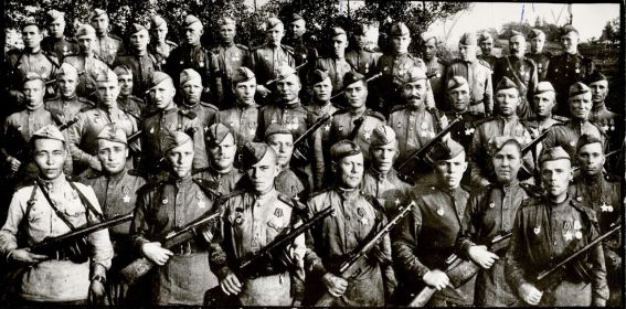 2-й гв. Ярцевский мотоциклетный полк. Каунас. 1944 г. Награжденные орденами Славы. В память об этом снимке в 1984 г. снят документальный фильм "Спасибо, солдат!"