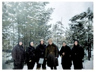 Фото из архива Еникеева Б.М. Ноябрь 1941г. 215одраэ 1.Романов П.А.29.11.41г.НБЗ. 2.Еникеев Б.М. 3.Колодяжный С.А. 4.Берман С.Д. 5 Смирнов В.Д.30.11.41г НБЗ. 6.Могила В.В. 30.11.41г НБЗ