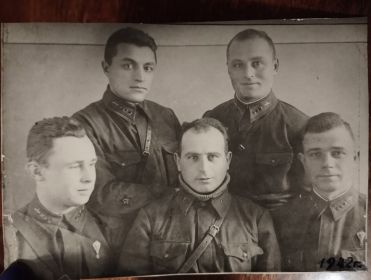 Фото из архива Еникеева. 1941год.  Внизу слева нач-к штаба 215одраэ Перемот Д.К., ком-р 215одраэ Берман С.Д., зам ком-ра Колодяжный С.А., справа штурман Еникеев Б.М. и политрук Долгий М.А.