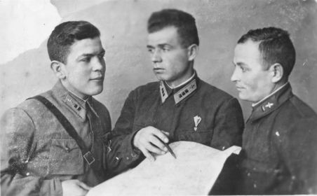 Из архива Пермякова Г.Г. и Еникеева Б.М. 31.03.42г после 13-00 фото на память слева штурман Пермяков Г.Г, в середине зам к-ра 215одраэ Колодяжный С.А. и штурман Еникеев Б.М.
