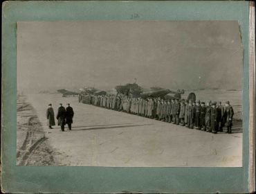 Из документа "Память народа".Построение личного состава 215отд. драэ на взлетно посадочной полосе на аэродроме Монино 1942 год.