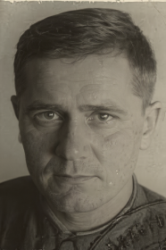 Захаренко Алексей Яковлевич, младший лейтенант, командир корабля. Ранен 8.04.1944, попал  плен. Бежал из госпиталя военнопленных, добрался до партизан. В октябре 1944 г. вернулся к своим