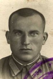 Шкуркин Иван Власович 1916-1944. Лейтенант, штурман корабля. Погиб 24.04.1944 г. при обстреле самолета. Похоронен в братской могиле пос. Бородино Тарутинского района Одесской области