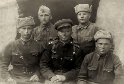 Титов Иван Иванович, Чигринский Иван Иванович - верхний ряд;   Коваленко Ал. Яковлевич, Губарев Николай Иванович, Сорлин Ник. - нижний ряд