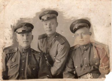 Дедушка в центре вместе со своими однополчанами