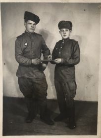 На этой фотографии мой прадед (на фото справа) и его боевой товарищ, с которым они поддерживали связь после войны