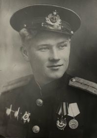 Помощник начальника штаба 16 батальона 83 бригады морской пехоты. Капитан-лейтенант Фролов Леонид Иванович, погиб в 1944 году.