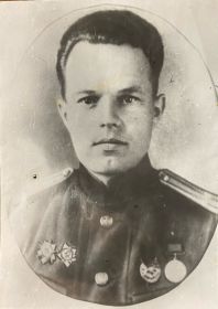 Герой Советского Союза, начальник политотдела 83 бригады морской пехоты, подполковник Александров Александр Андреевич. Погиб в бою у орудия старшего краснофлотца Пирогова В.А. в 1944 году.