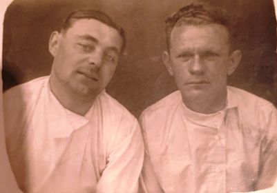 С другом Иваном Васильевичем перед отправкой на фронт. 1942.
