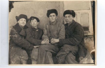 1940 г.Коломейцев Фёдор Николаевич и друзьями  с. Крайновка