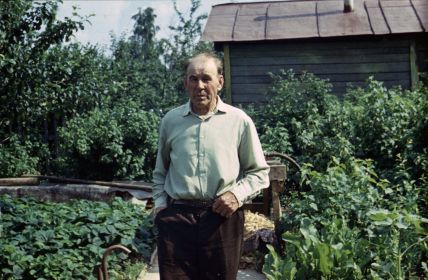 Родионов Я. М. на своем садовом участке. 1975 год. 