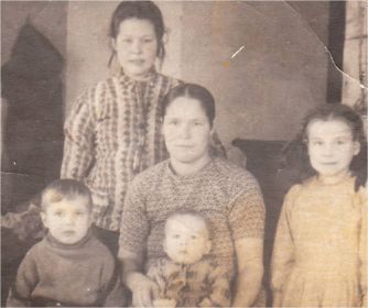Моя бабушка со своими детьми после войны