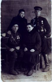 На фото: вверху прабабушка Катя (родная сестра) с мужем Иваном, внизу: прадедушка Афанасий (родной брат) и прабабушка Уля.