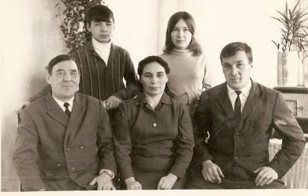 Наша семья Кириповых, нет одного брата - Алексея, он служил в армии. поселок Октябрьское.