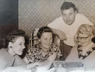 1959 год. С мужем и родственниками.