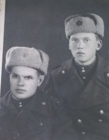 Командир стрелкового взвода 3-го стрелкового батальона 1269 сп 382-й сНд младший лейтенант Григорьев Виктор Михайлович (справа)