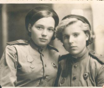 1945 год г. Вена. Справа,  старший сержант, медсестра ХППГ 2236 Анастасия Иванова.
