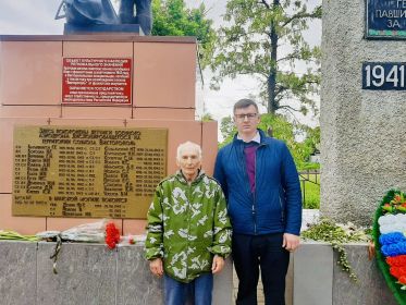 у братской могилы Викторополь Пухличенко Анатолий Григорьевич и Околота Александр Николаевич 13 05 24 (3)