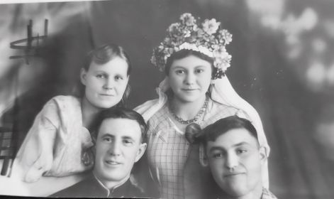 Фото с женой и другом и его женой. Акимов Александр Ефимович слева. Его жена Акимова (Халева) Пелагея (Полина) Терентьевна слева.