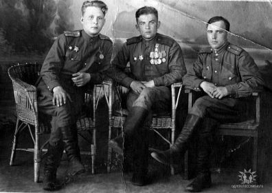 Резвых Леонид Степанович (в центре)