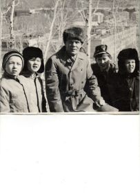 Отец и пионеры в окрестностях Новоорловска. 80-е годы