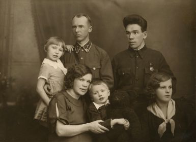 Москва 1935 год, Котов С.Н. с супругой Котовой Клавдией Алексеевной и детьми Светланой и Игорем.