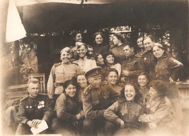 Командир полка подполковник Котов С.Н. (в нижнем ряду в центре), начальник политотдела майор Попутников  (2 ряд справа) среди женщин-военнослужащих погранполка