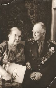 Полковник Котов С.Н. в отставке с супругой Котовой Клавдией Алексеевной, 1972г.