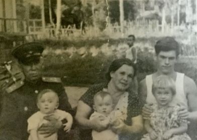 Полковник Котов С.Н. с супругой Клавдией и сыном Михаилом.