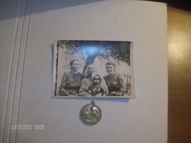 На фото слева направо сестра Ираида, мама Мария Матвеевна, сестра Анна, а на руках я - племянница Татьяна( дочь Ираиды)
