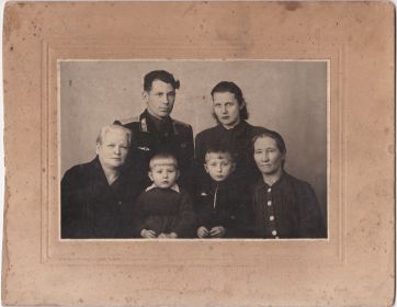 Николай с женой Зиной, тещей, мамой и детьми