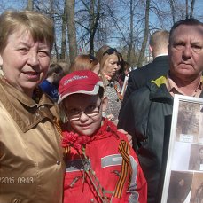 9 мая 2015 г Бессмертный полк в Ярославле - мы будем вас помнить всегда! Слева дочь, Татьяна, правнук, Антон
