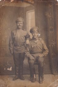 Дядя по матери Ираиды - Протасов Александр (стоит слева)