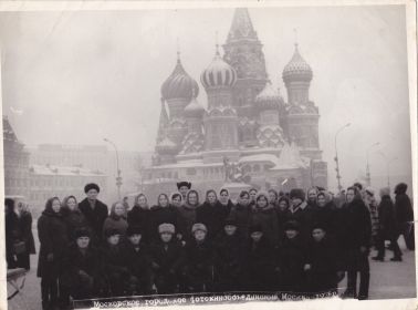 Ираида первая слева на экскурсии в Москве
