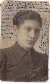 Эту фотографию бабушки дедуля получил на фронте, пронес с боями через всю Европу и обратно привез в Москву