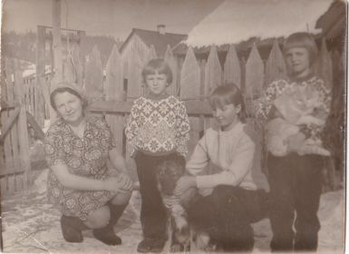 Дочь Вера со своими дочерьми Таней, Валей и Светой 7 марта 1976 года
