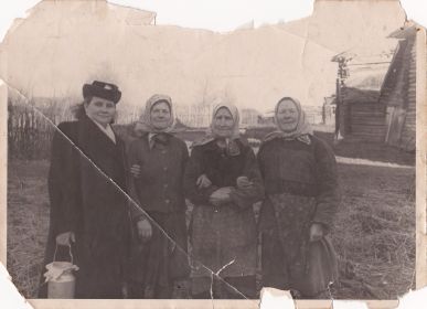 Сестра Евдокия(вторая слева) возле своего дома в д.Глядково