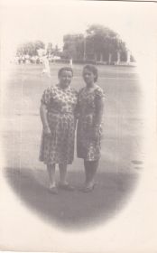 Жена Катя (слева)