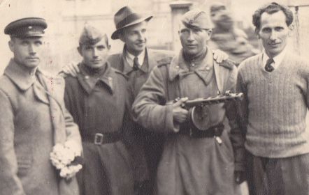 Дедуля в День Победы в освобожденной Чехословакии с местными жителями. Май 1945 года