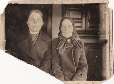 Мама(справа) Аграфена Левановна Левина